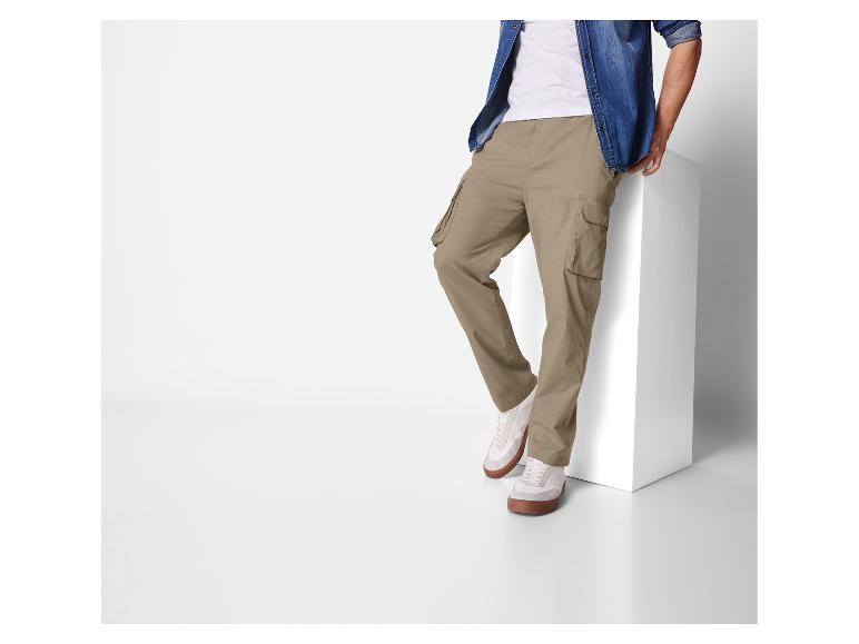Beige cargobroek en witte sneakers voor heren.