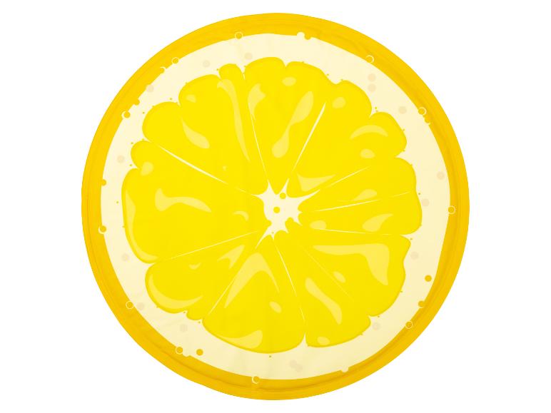 Felgele citroenschijf met sappig vruchtvlees en bubbels.