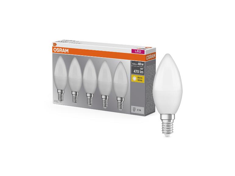Een verpakking van vijf LED-kaarslampen met E14-fitting, 4,9W gelijk aan 40W, 470lm, warm wit licht, naast een enkele lamp.