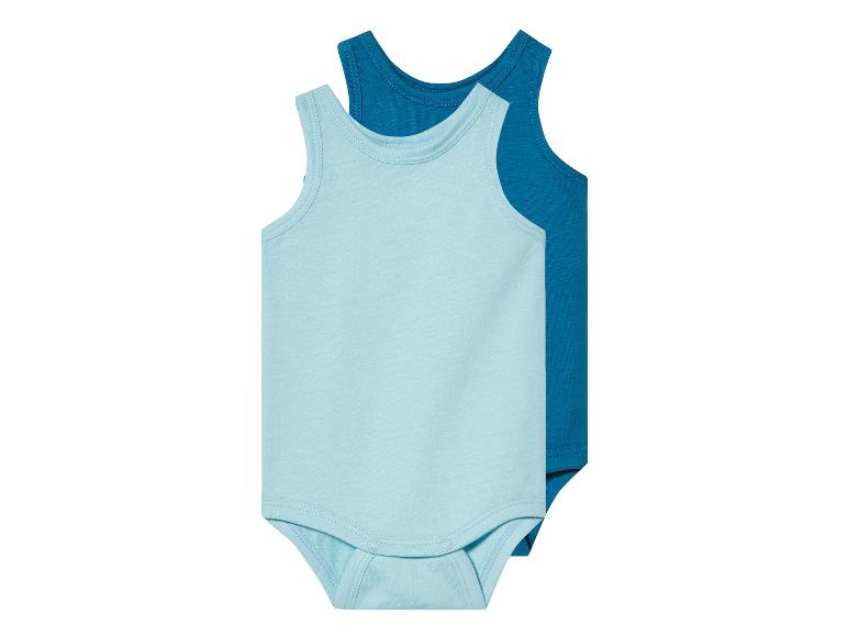 Twee baby rompertjes, lichtblauw en donkerblauw.