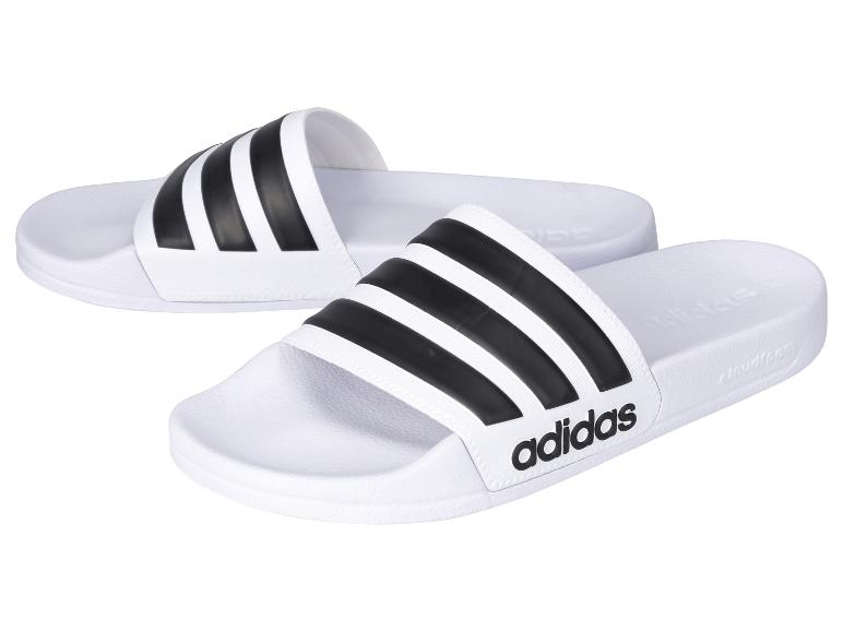 Witte Adidas slippers met drie zwarte strepen.