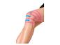 Knie met roze en blauwe kinesiotape