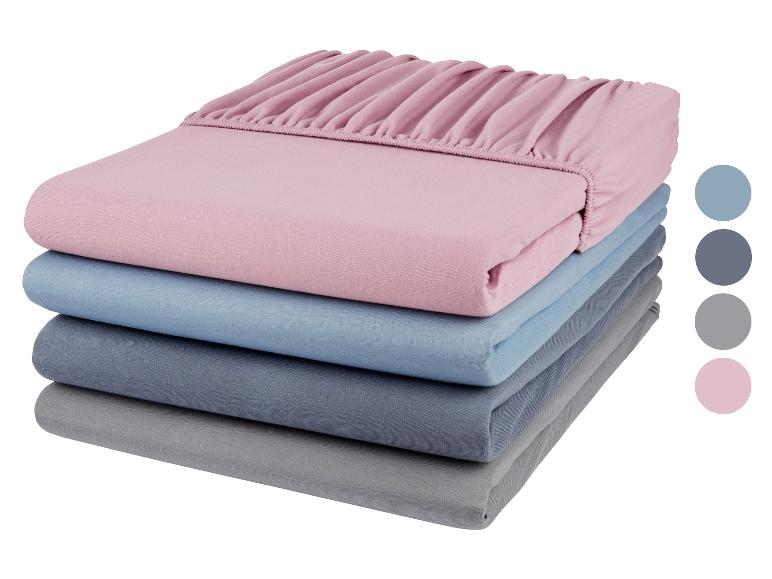 Gestackte beddengoedsets in verschillende kleuren.