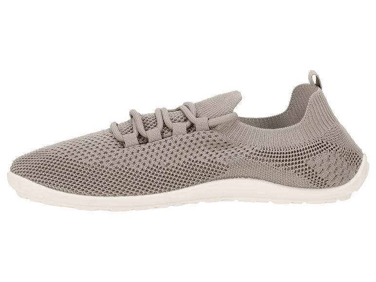 Beige gebreide sportschoenen met witte zolen.