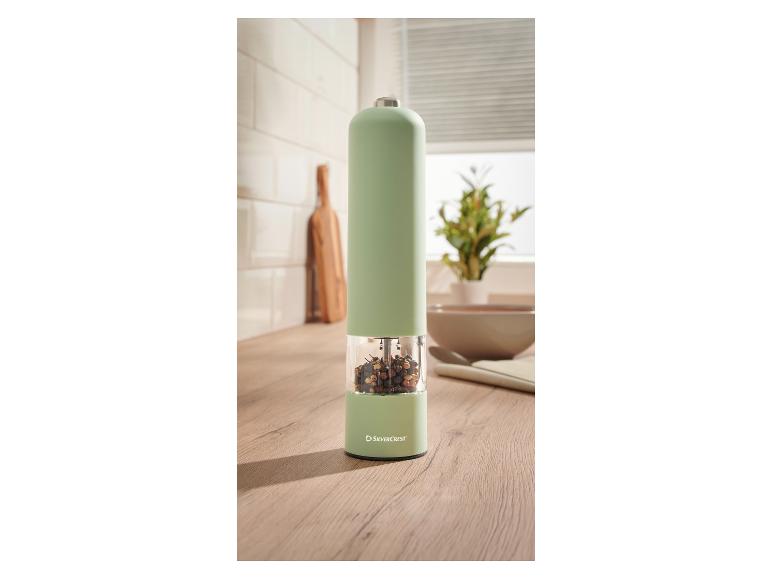 SilverCrest kruidenmolen in pastelgroen op een houten aanrecht.