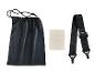 Zwarte trekkoordtas, schoonmaakdoekje en zwarte riem.