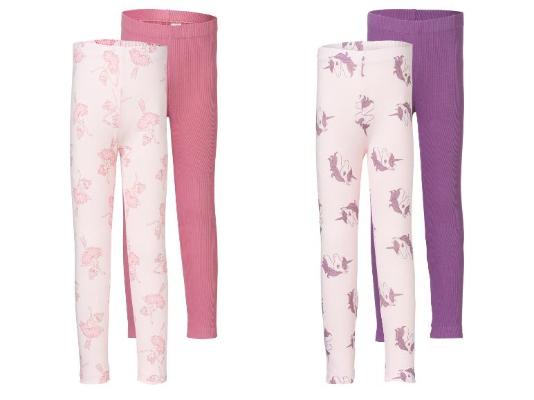 Twee paar kinderleggings: één lichtroze met ballerina's en een effen roze, en één lichtroze met eenhoorns en een effen paarse.
