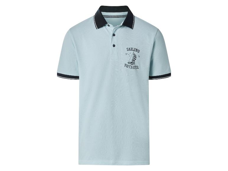 Lichtblauw herenpoloshirt met zwarte kraag en mouwen, met 'SAILING VOYAGER'-motief.