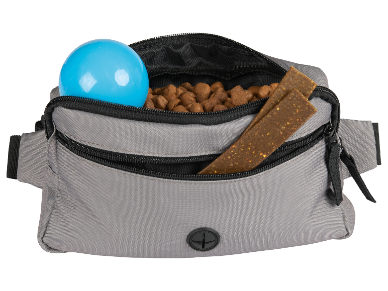 Grijze heuptas met hondenvoer, snacks en bal.