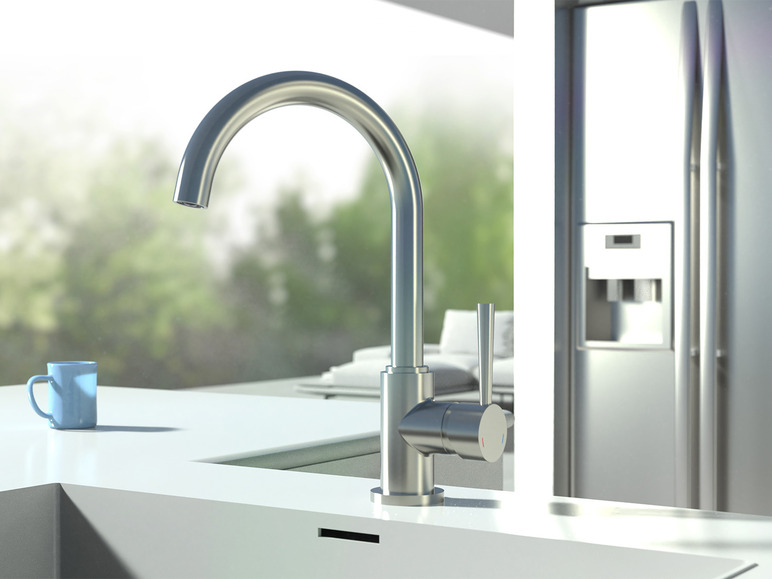 Een moderne keukenkraan met een blauwe mok op het aanrecht.