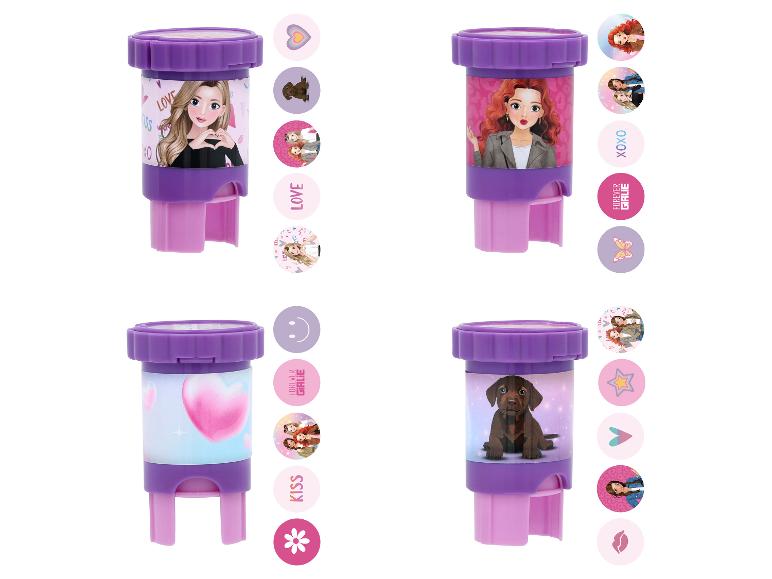 Vier paarse stempels met diverse cartoonmeisjes, harten en puppyontwerpen, plus bijpassende stickers.
