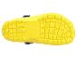 Onderkant van een gele kindersandaal met blauwe band, toont de gestructureerde zool.