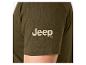 Close-up van een donkergroen Jeep T-shirt mouw met het Jeep logo in lichtbeige.