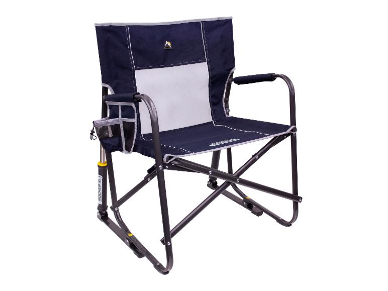 Een blauwe GCI Outdoor Rocker XL campingstoel met armleuningen.