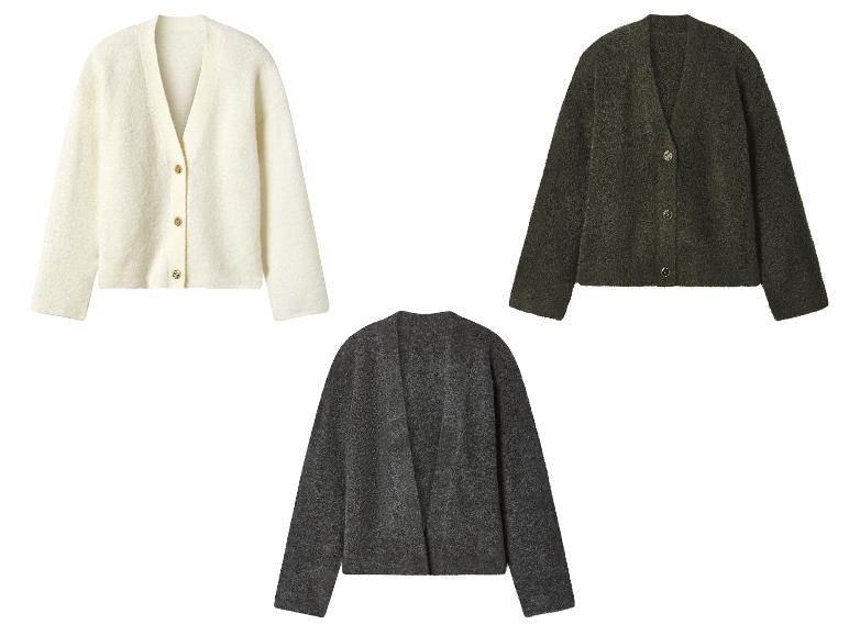 Drie pluizige vesten in wit, donkergroen en grijs.