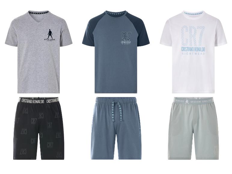 Drie herenpyjamasets, elk met een T-shirt met korte mouwen en bijpassende shorts.