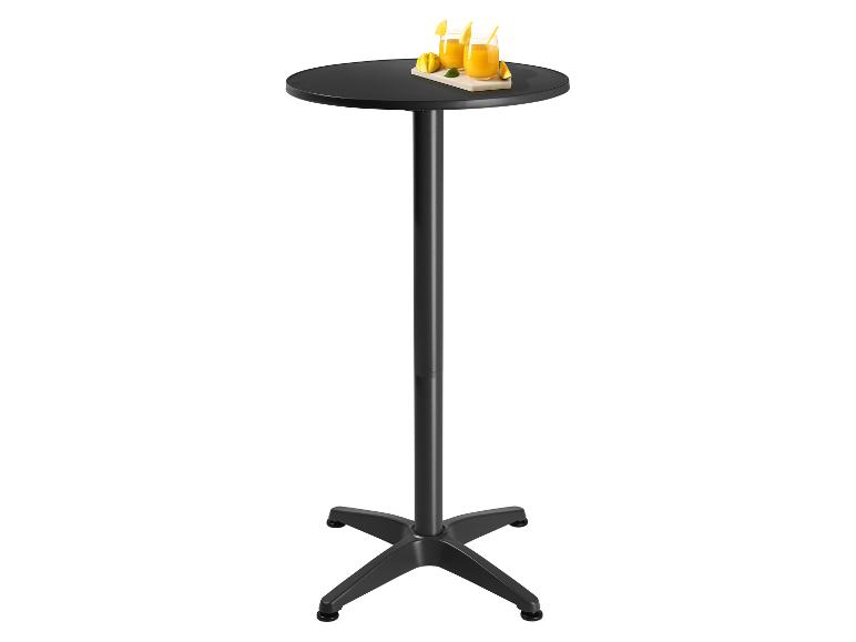 Zwarte bartafel met twee glazen sinaasappelsap en fruit op een dienblad