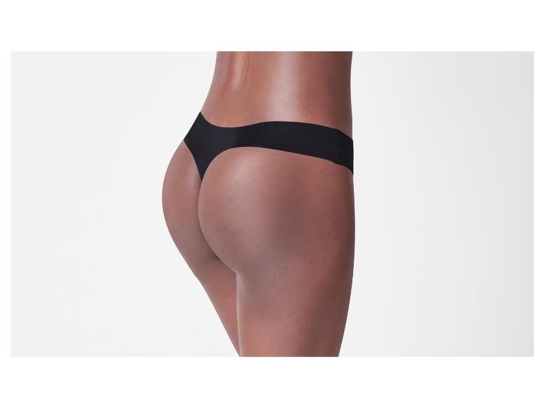 Vrouw in zwarte lingerie.