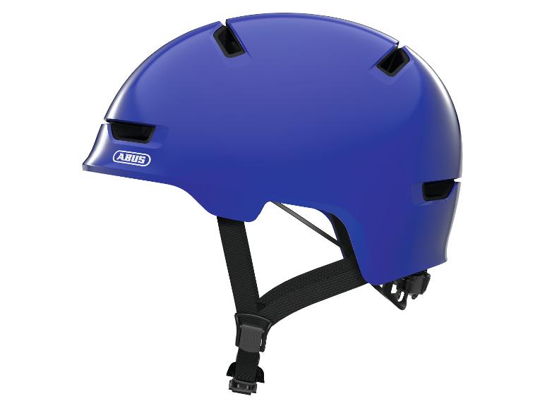 Blauwe fietshelm met zwarte banden en gesp, zijaanzicht.