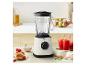 Blender op een aanrecht met pannenkoeken, smoothies en soep.