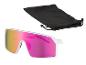 Witte sportzonnebril met roze en gele glazen, met een zwart zakje.