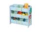 Blauwe kinderopbergkast met stoffen bakken en speelgoed, inclusief een teddybeer.