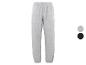 Grijze joggingbroek met wit logo, verkrijgbaar in grijs en zwart.