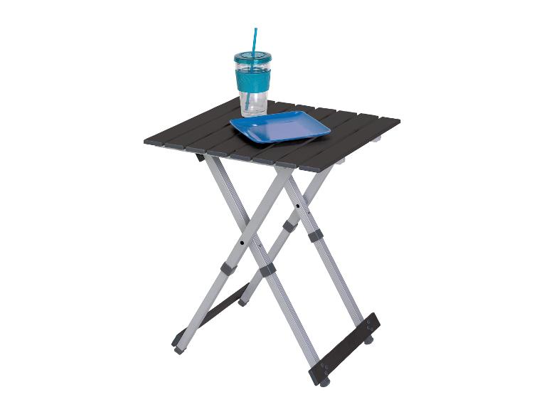 Een zwarte vouwtafel met een blauw bord en een blauwe beker