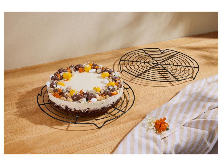 Cheesecake met chocolade-eieren, noten en bloemen op een houten plank.