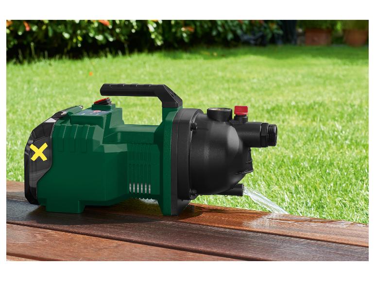 Groene en zwarte tuinpomp met stromend water op een houten terras.