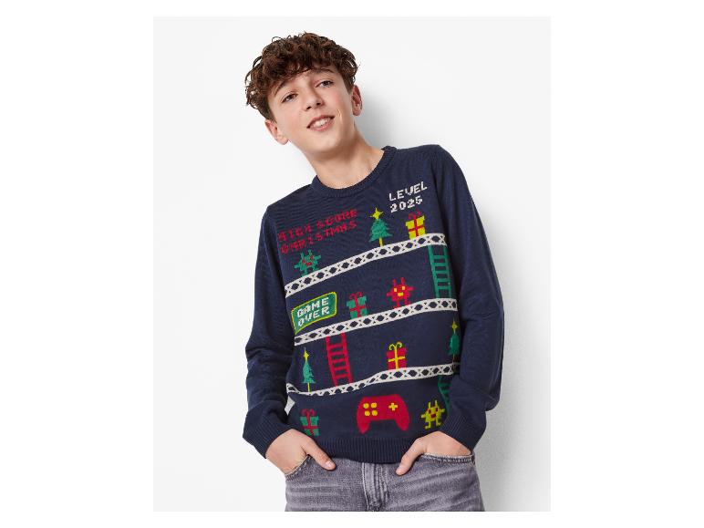 Jongen in een donkerblauwe kersttrui met een videogame-thema.