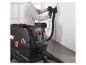 PARKSIDE PERFORMANCE® werkplaatszuiger PPWD 30 A1 met smart-app-bediening, gebruikt voor het schuren van een muur.