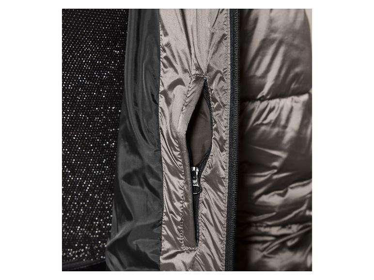 Close-up van een zwarte jas met een zilveren glinsterende stof en een grijze voering.