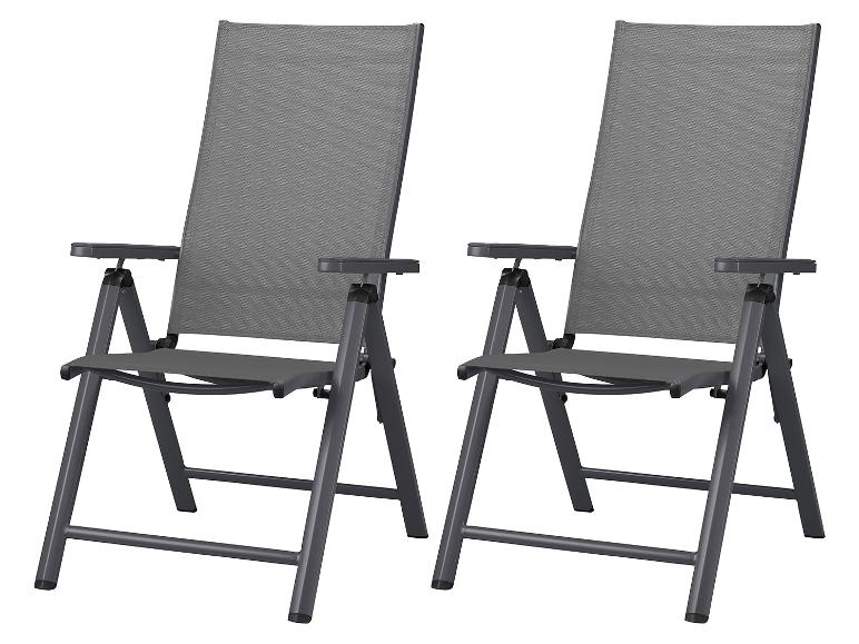 Twee grijze opvouwbare tuinstoelen met armleuningen
