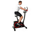 Een man traint op een zwarte en rode hometrainer van het merk 'ALBORO'.