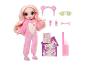 Rainbow High pop in roze pyjama, berenoren hoofdband en spa-accessoires.