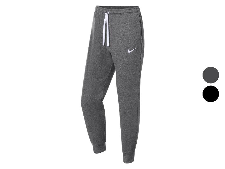Grijze joggingbroek met witte trekkoorden en een klein logo.