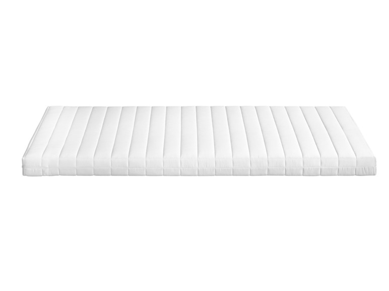 Een witte matras met een gestikte, ruitvormige structuur.