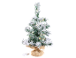 Kleine kunstkerstboom met sneeuw en ledverlichting in een jute pot.