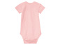 Een roze baby-onesie met korte mouwen.