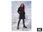 ESMARA® damesjas in donkergrijs met rode coltrui en jeans in besneeuwd landschap. [AI-gegenereerde afbeelding]