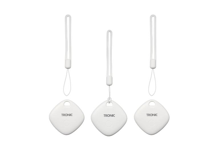 Drie witte itemfinders met bandjes, met een centrale knop en tekst.