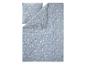 Blauw beddengoed met een patroon van witte kersenbloesems.