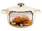 Crèmekleurige braadpan met gouden knop, toont een dwarsdoorsnede van een gebraden kip erin.