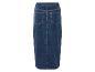 Een donkerblauwe denim rok met knopen aan de achterkant.
