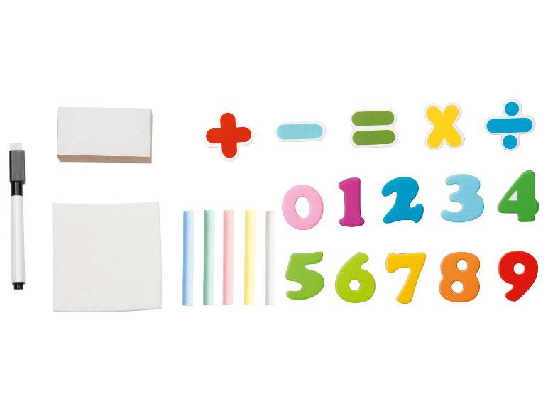 Notitieboekjes, whiteboardmarker, krijtjes en gekleurde cijfers om wiskunde te leren.