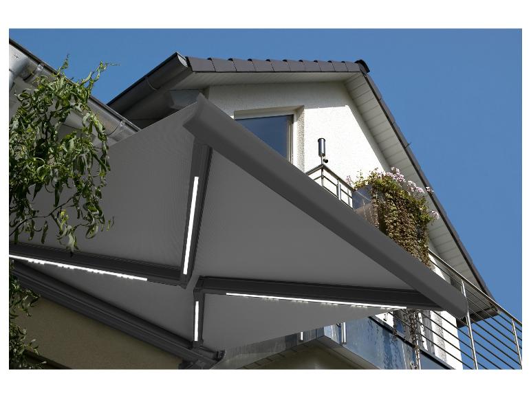 Modern zonnescherm met LED-verlichting op een huisbalkon