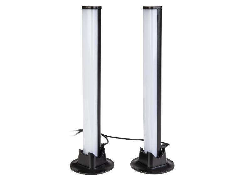 Twee verticale LED-lampen met zwarte voetstukken en kabels.