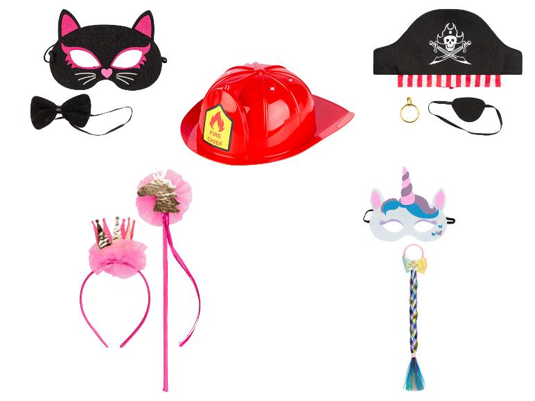 Een brandweerhelm, een piratenhoed en een kattenmasker met een strik.
