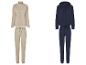 Twee trainingspakken, een beige en een donkerblauwe.